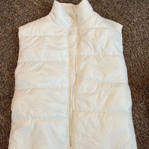 Oversized white puffer vest with drawstring size small - Picture 1 of 4